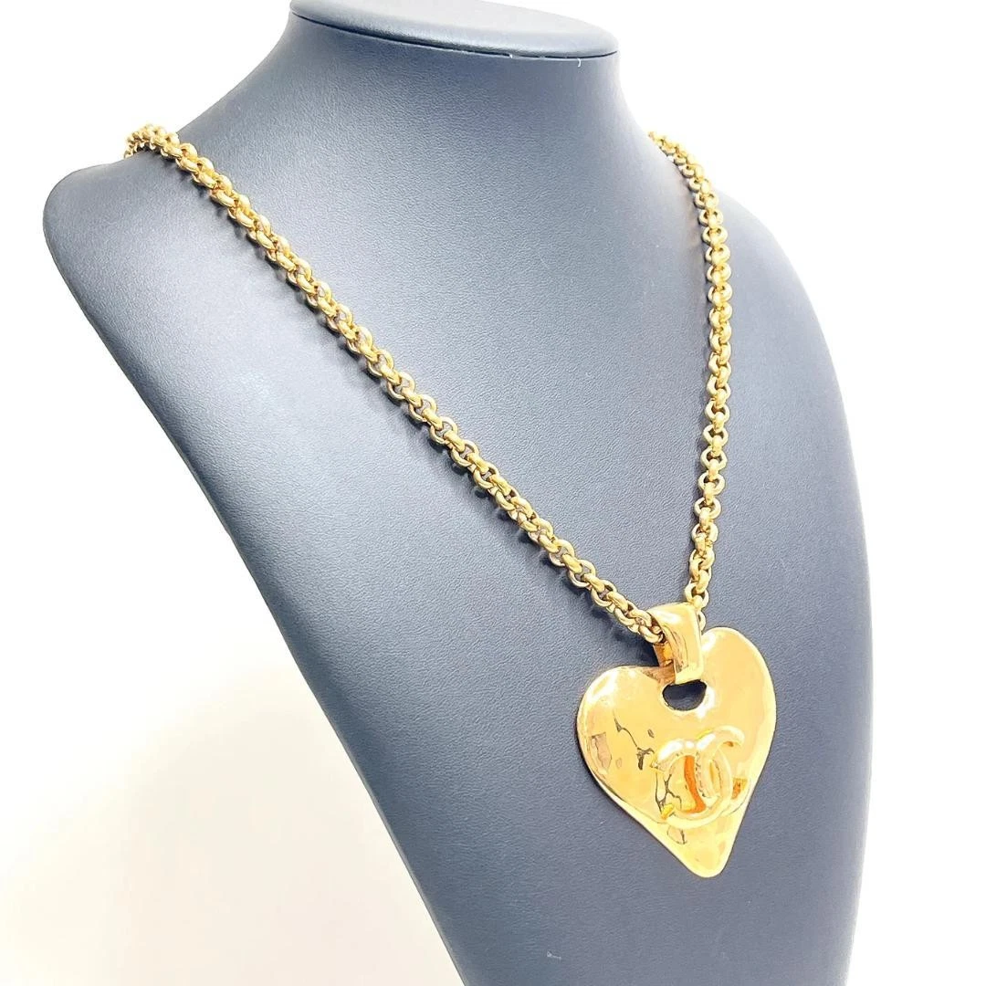Collana lunga Chanel oro marchio cocco 93P cuore logo incisione accessori donna