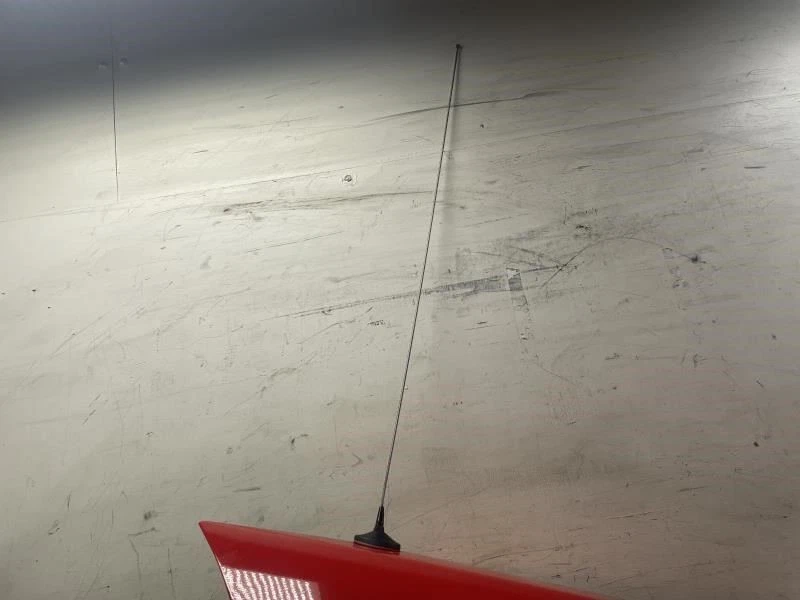 Ford Mustang 2002 guardabarros delantero derecho del lado del pasajero carcasa roja OEM+ Foto 2 de 4