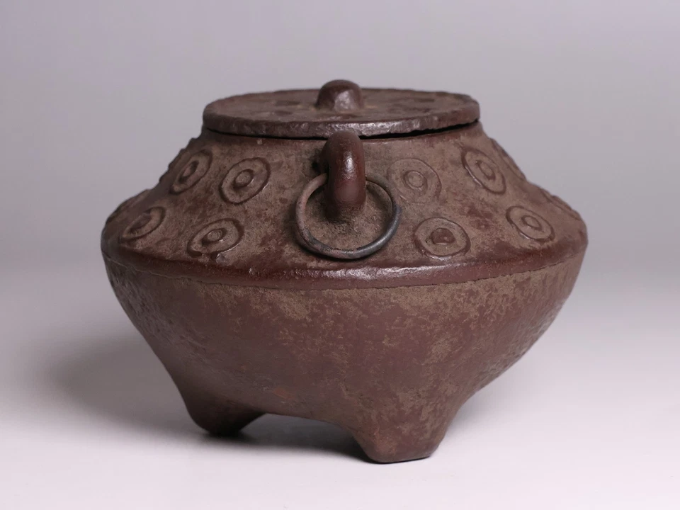 Quemador de incienso japonés de hierro de tres patas ceremonia del té de 3,7 pulgadas por Daikokuzo Foto 2 de 4