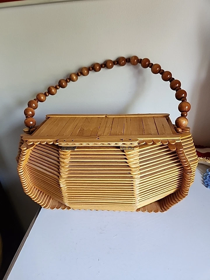 VINT. BOLSO MONEDERO PALETA MADERA HECHO A MANO AÑOS 60 CON ASA DE CUENTAS DE MADERA 13"w x 6"t Forrado. Foto 4 de 4