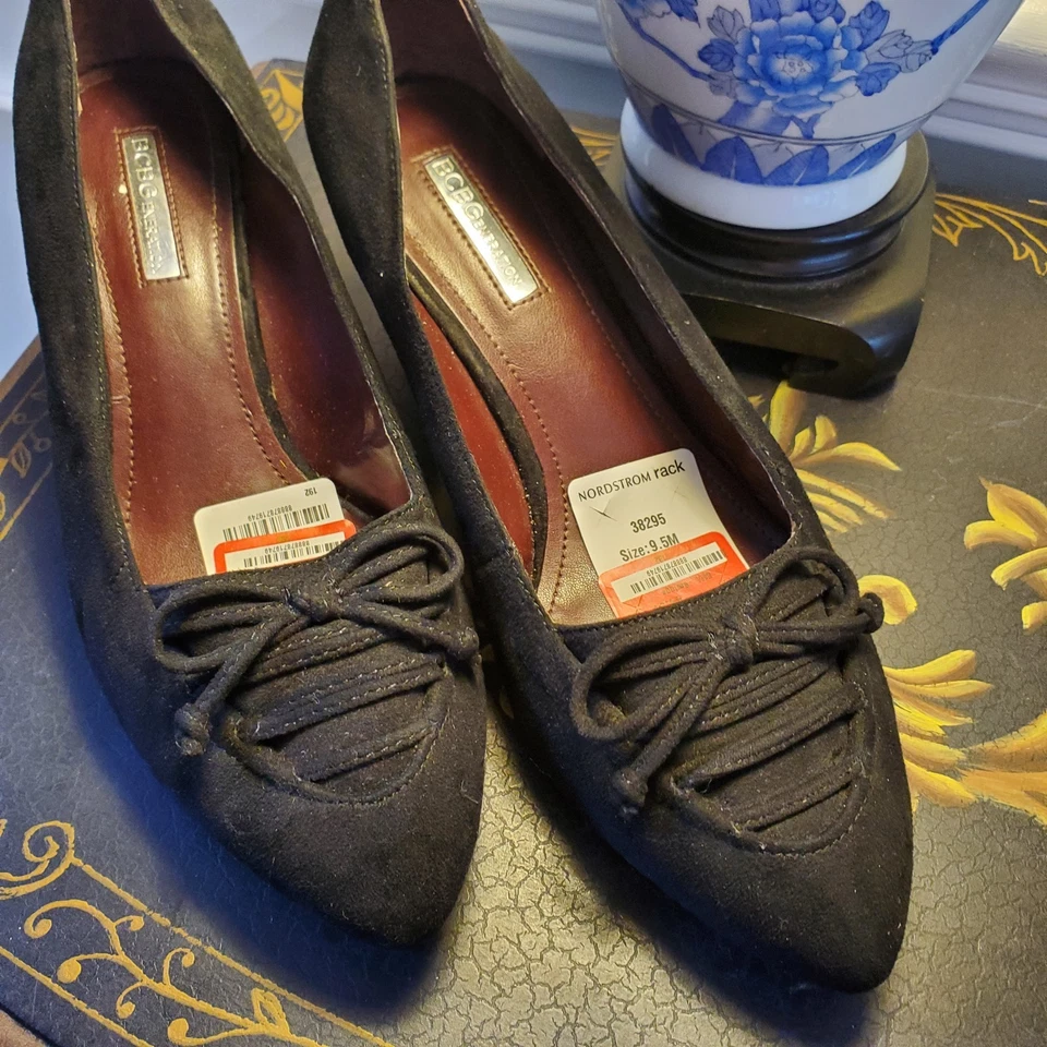 BCBGeneration Black Suede Wedge Size 9.5 Bow Top Design Detail Pointed Toe - Image 4 of 4