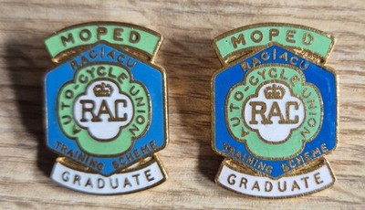 Vintage 2 x Auto Cycle Union Ausbildungsprogramm Moped Absolvent Emaille Pin Anstecker