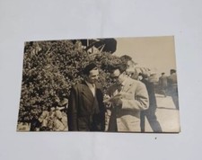 FOTO FORMATO CARTOLINA GIORGIO ALBERTAZZI MENTRE FA AUTOGRAFO