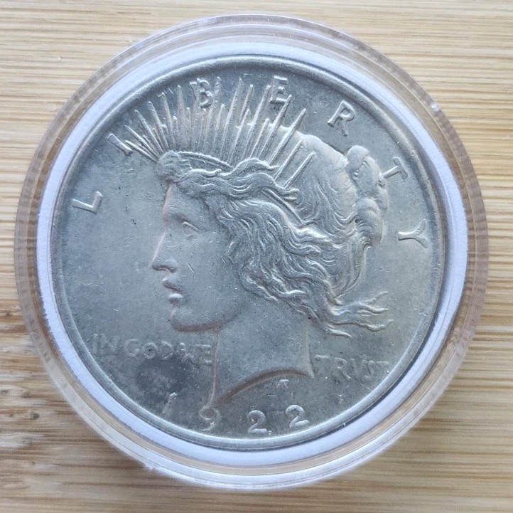 1922 $1 Peace Dollar in a nice plastic case-# 76830