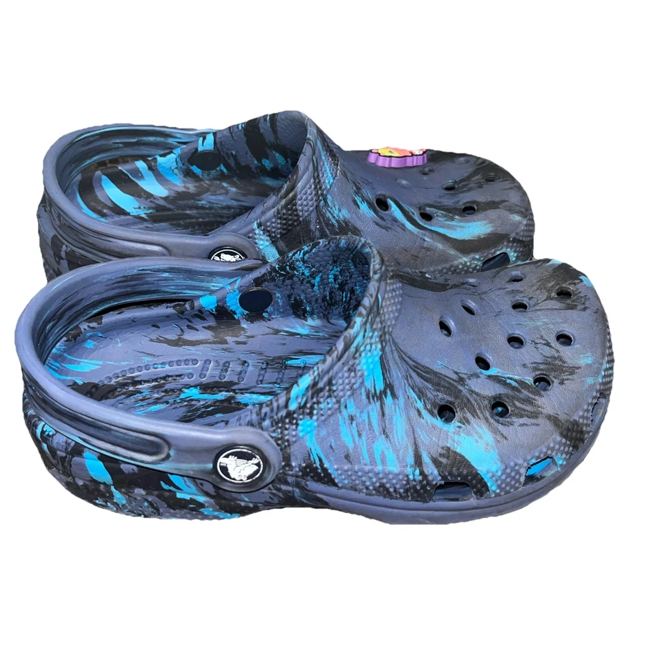 Zuecos clásicos Crocs niños talla J1 azul estampado camuflaje punta cerrada correa para el tobillo Jibbitz Foto 3 de 4