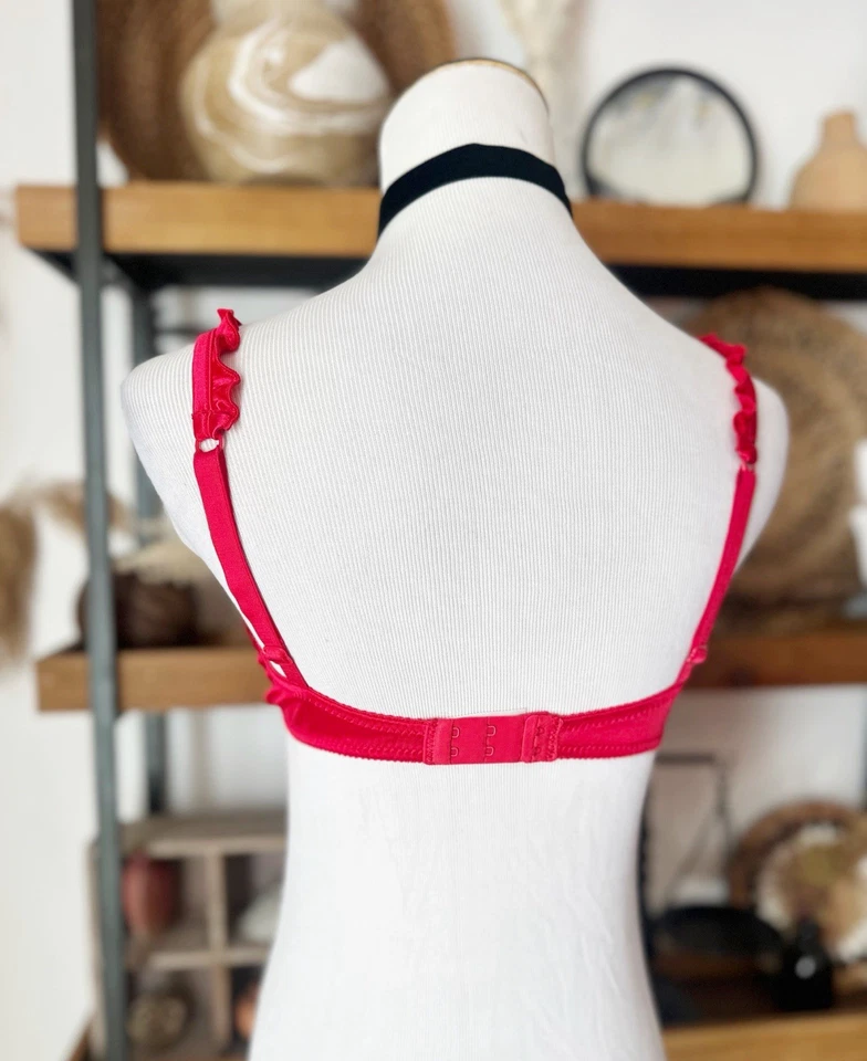 Sujetador push up vintage Victoria’s Secret 1997 talla 34B rojo satinado con volantes Foto 4 de 4