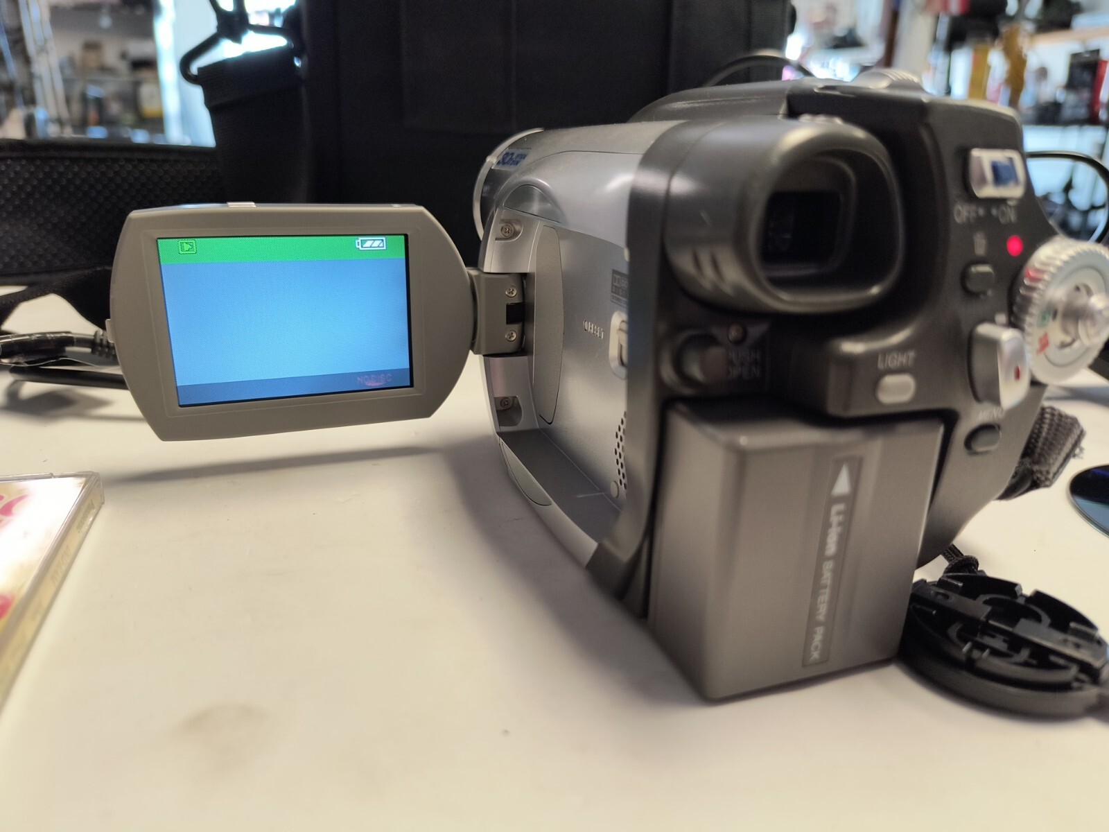 Panasonic Palmcorder MultiCam VDRD105 DVD Camcorder W/ DVD Ram Discs