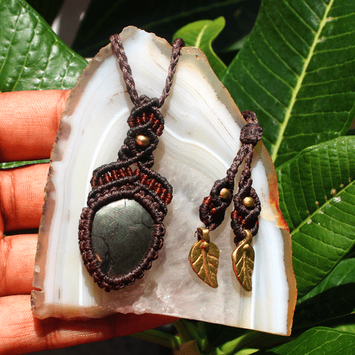 Collana artigianale pietra preziosa Reiki ciondolo boho macramè pirite dorata naturale - Foto 15 di 17