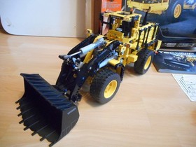 LEGO Technic Power Functions Front Loader Volvo with Box (Lego No: 42030)