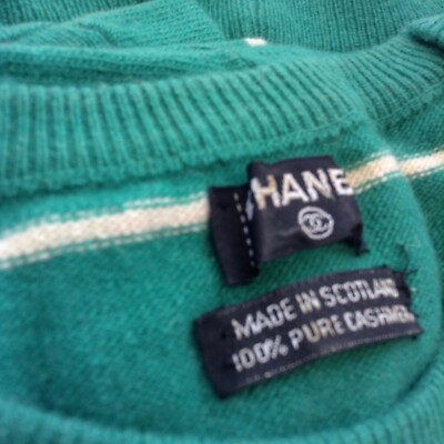 CHANEL - CHANEL スコットランド製  ニット CHANEL Cashmere Sweater. Green and Cream. Made in Scotland