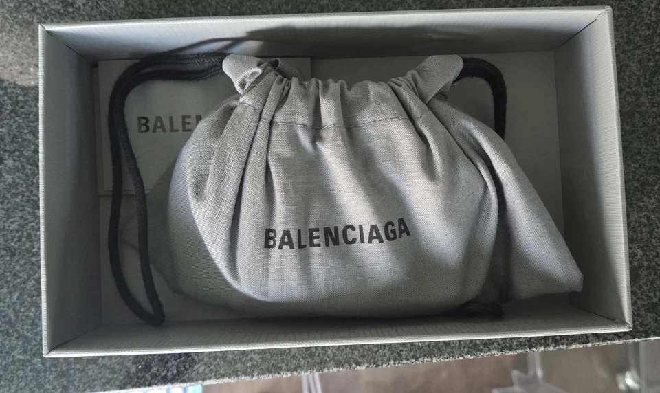 Bolso Cartera Balenciaga Hello Kitty Triple Plegable con Correa de Cadena Blanco Foto 4 de 4