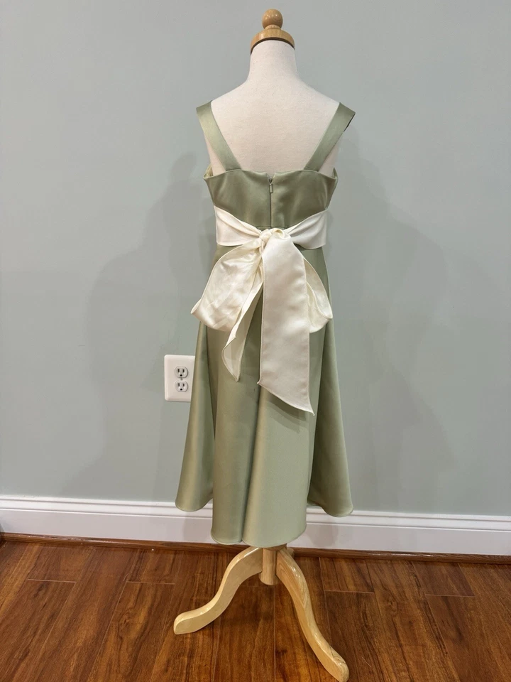 Watters Flower Girl 连衣裙鼠尾草绿色和象牙蝴蝶结 - 女孩 6 — 第 2/4 张图片