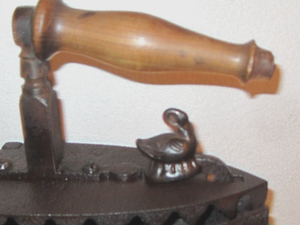 ancien  fer à repasser  à braise avec une fermeture  originale en forme de cygne - Photo 3/4