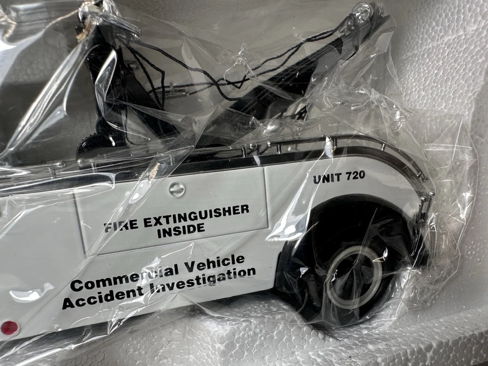 First Gear 1952 GMC Heavy Duty Wrecker Accident Tow DOT 1:34 Diecast #19-1125 - Image 4 of 4