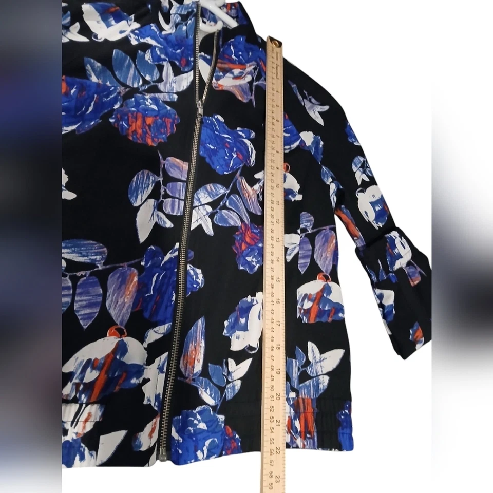 Chaqueta de bombardero Belle azul cielo rojo floral cremallera frontal para mujer talla XS Foto 4 de 4