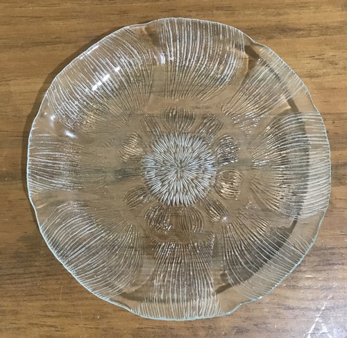 2 Arcoroc *Fleur* Petal Pattern Glass Dinner Plates Vintage Made In France 27cm - Picture 2 of 4