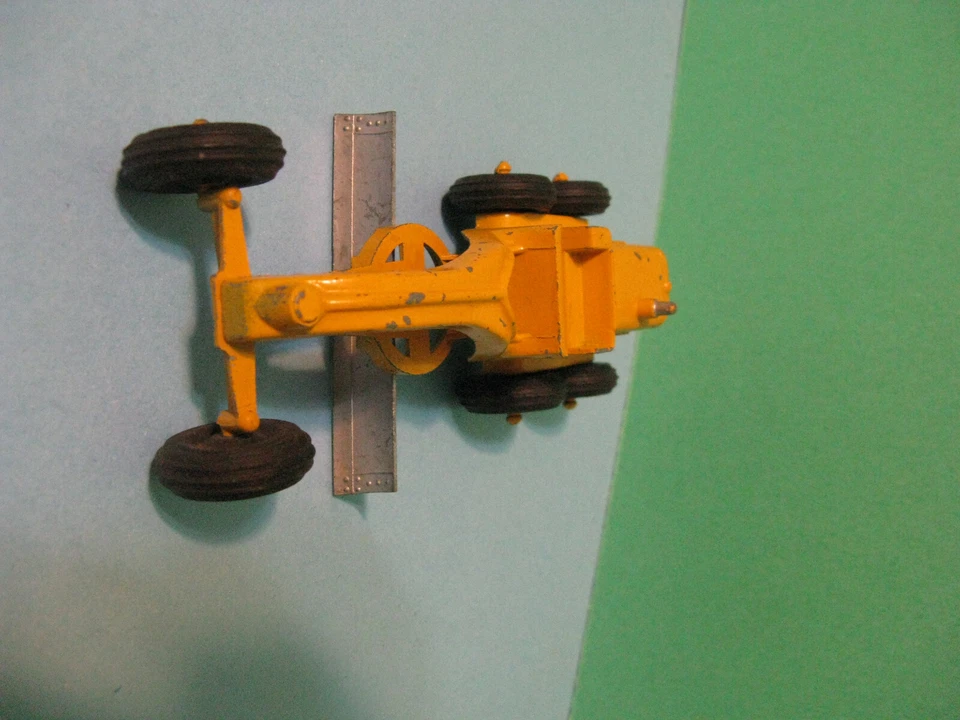 Rare TootsieToy Chicago 24 Snow & Pavement Wide Shovel Yellow Tractor - Image 3 of 4