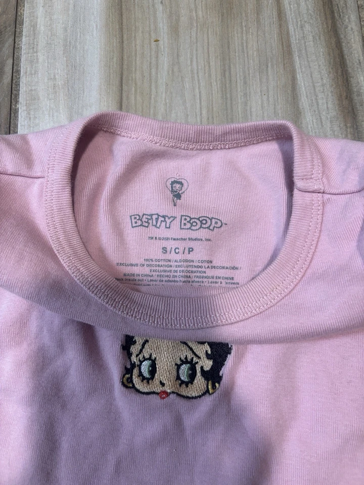 Regata feminina rosa Betty Boop bordada tamanho pequeno - Imagem 3 de 3