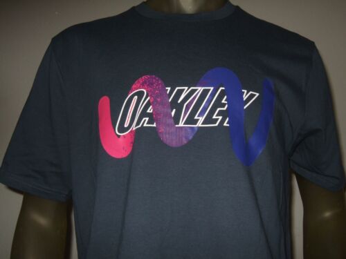 New Men's Oakley Custom Fit Vertigo Logo Foggy Blue $50.00 MSRP Graphic T Shirt - Afbeelding 1 van 4