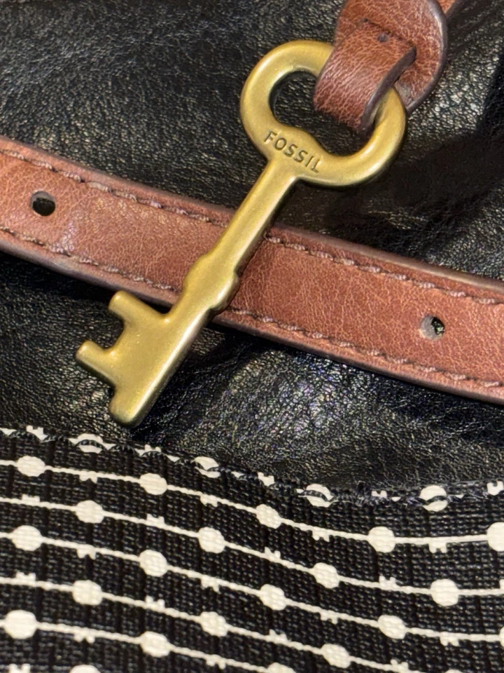 Cartera Bandolera Ajustable Estampada Negra/Blanca Fossil Fiona De Colección, Y2K, Usada en Excelente Condición Foto 3 de 4