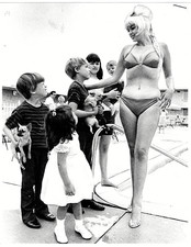 8x10 B&W PHOTO of JAYNE MANSFIELD in 1967 with her Daughter - MARISKA HARGITAY