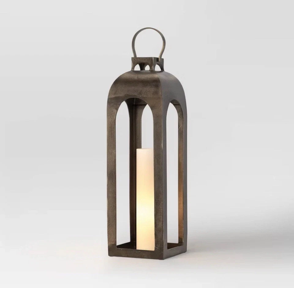 Candelabros linterna de aluminio fundido con pilar de 29"x9" dorado - Threshold Studio McGee Foto 3 de 4