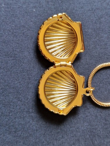 GOLD COLOURED 18" NECKLACE AND A GOLD COLOUR SHELL SHAPED LOCKET & FREE GIFTBOX. - Picture 5 of 16