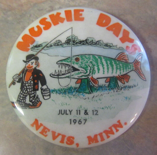 VINTAGE 1967 MUSKIE DAYS FISHING CELLULOID PINBACK PIN NEVIS MINNESOTA - Picture 1 of 3