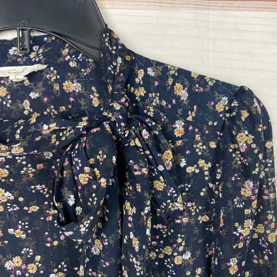 Blusa Cavalete Feminina L Azul Floral Assimétrica Botão Gola Amarrada Semitransparente - Imagem 4 de 4