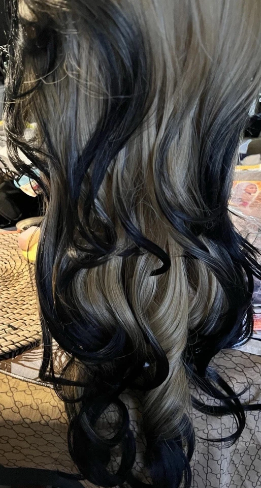 VICE UNIT 10~ Lt27/1 HD full Lace Wig “ SKUNK” Style Color Gorgeous!!Synthetic - Image 4 of 4