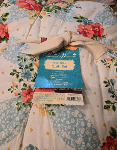 Pioneer Woman Vintage Floral Quilt Comforter Set Queen with 2 Pillow Shams New