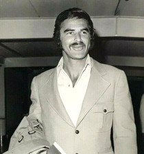 Press Photo Actor Burt Reynolds Airport Travelling Holding Passport Script