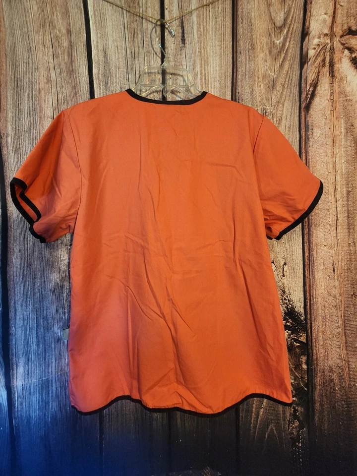 Женский скраб-топ среднего размера с изображением лосося. - Изображение 3 из 3