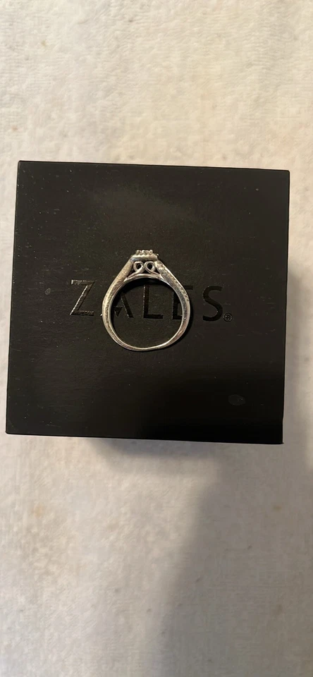 1/10 CT T.W. Bypass de marco cuadrado de diamantes en oro blanco de 10 k Foto 3 de 4