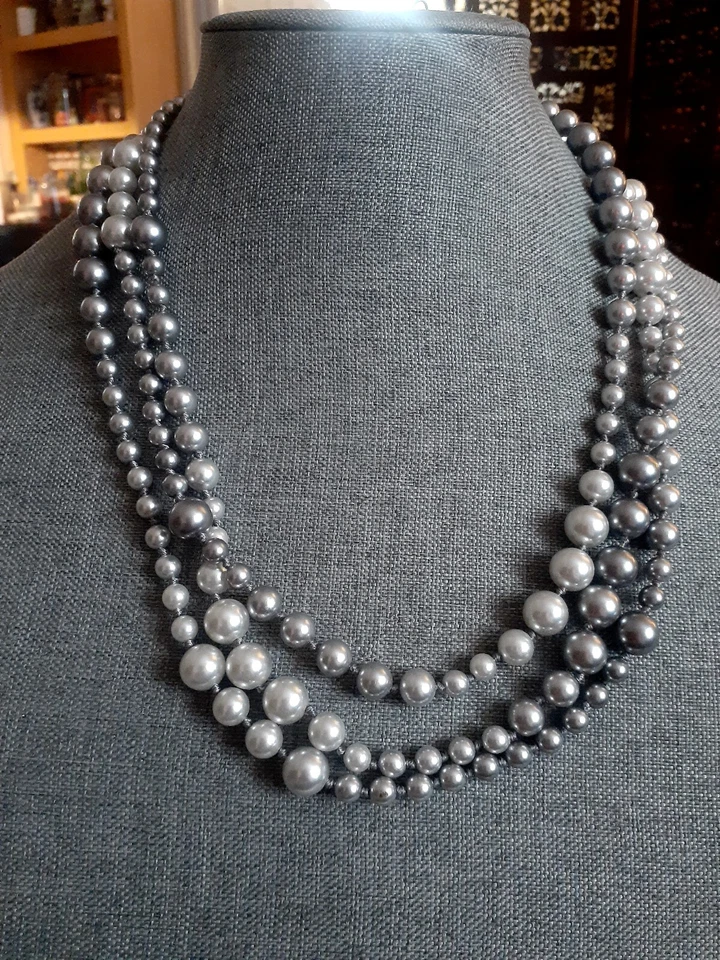 Collar largo ópera con cuentas acrílicas gris ombre Cookie Lee. Nudo individual Foto 3 de 4