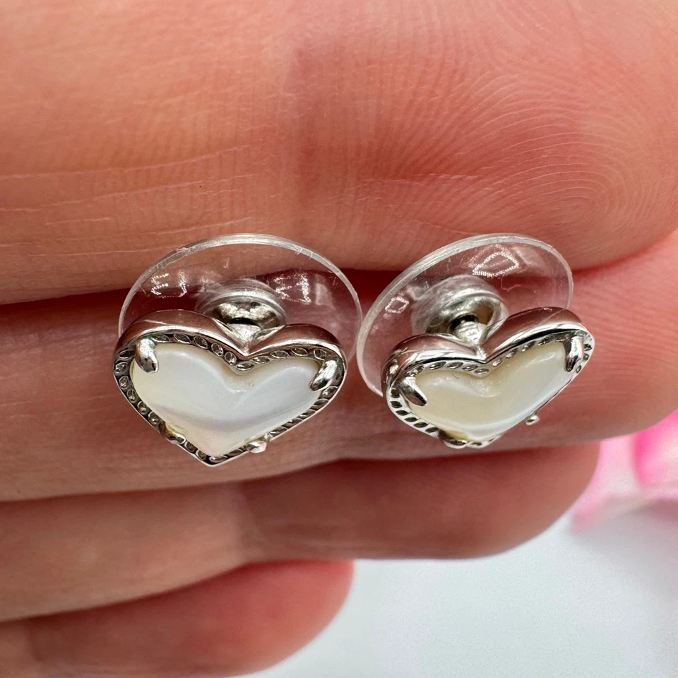 Pendientes Kendra Scott Arie Corazón Madreperla Tono Plata Delicados Firmados Foto 3 de 4