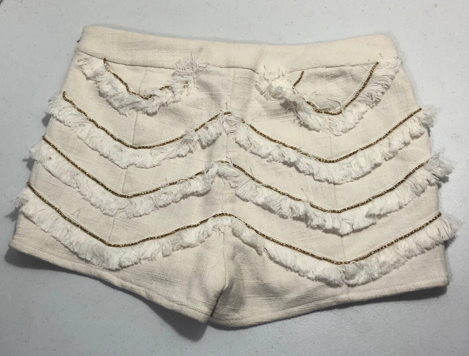 Pantalón Corto SWELL Forrado Blanco Para Mujer Talla Mediana Con Cuentas Volantes Diseño Chevron Cremallera Lateral Foto 4 de 4