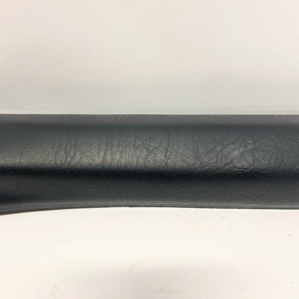 Пластиковый боковой молдинг на лобовое стекло переднего правостороннего пассажира для кабриолета Audi 80 91-98 годов выпуска - Изображение 4 из 4