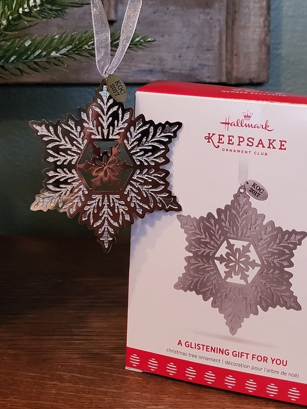 2017 Hallmark Ornament   ~ A GLISTENING GIFT FOR YOU ~  MEMBER EXCLUSIVE