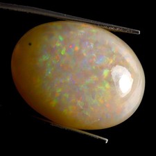 Opale noble d'Ethiopie en ovale cabochon de 15,91Cts
