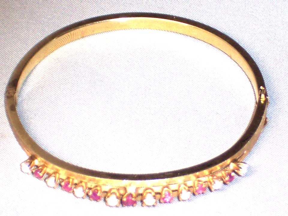 VINTAGE 14K BRUSHED YELLOW GOLD RUBY & PEARL HINGED BANGLE BRACELET 9.1 GRAMS - Image 2 of 4