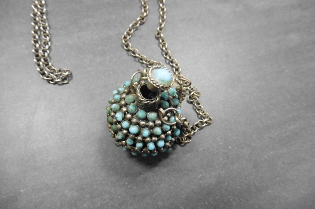 Collier Tibétain Ancien Avec Flacon à Parfum - Chaîne Argentée Et Perles Turquoise - Longueur 71-80 Cm - Occasion