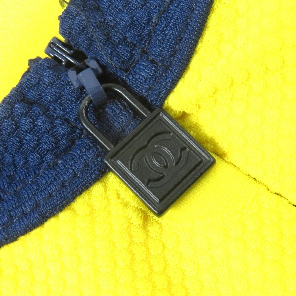 Giacca CHANEL 08P P33377 linea sportiva modello a pois senza colletto zip vintage