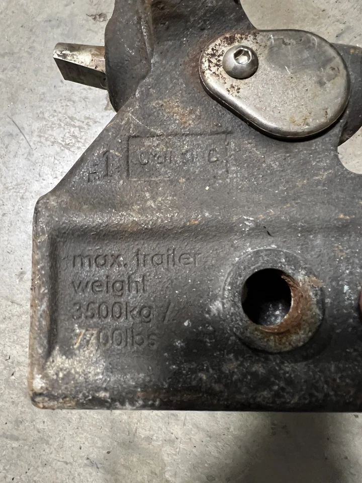 Tow Hitch Receiver for LR3,LR4 and Range Rover Sport Land Rover LR040248 Genuine - Image 3 of 3