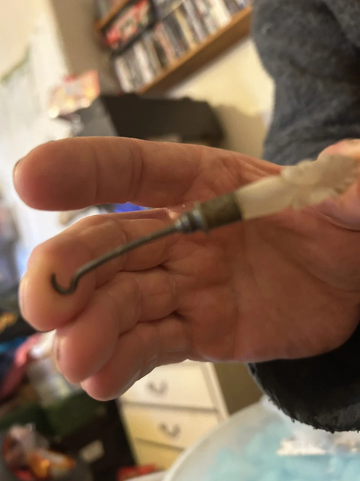 ANTIQUE FLOWER CARVED MOTHER OF PEARL SMALL BUTTON HOOK, WEDDING DRESS IDEAL 8CM - Image 2 of 2