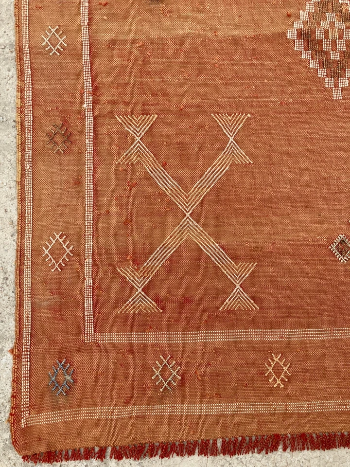 Hermosa alfombra de piso Kilim marroquí tradicional hecha a mano de colección 227x126 cm Foto 3 de 4