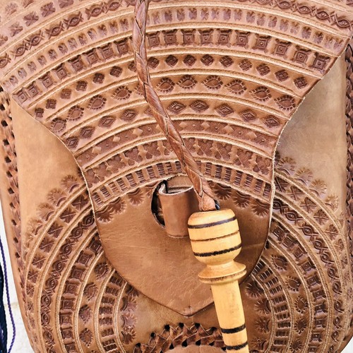 Nuevo Bolso bandolera artesanal de cuero marrón tallado con correa púrpura tejida - Imagen 6 de 9