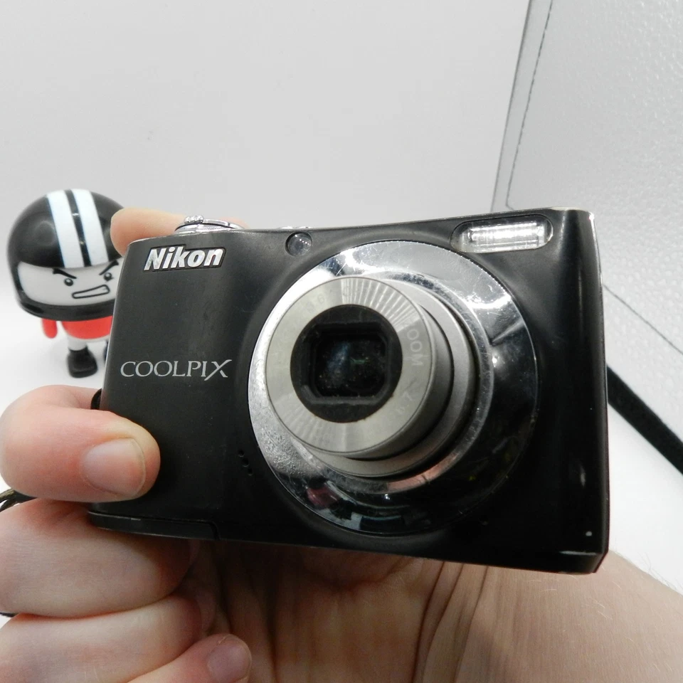 Cámara digital Nikon Coolpix L22 12 MP 3,6x zoom negra CUBIERTA DE MURCIÉLAGO MALA - FUNCIONA LEER Foto 2 de 4