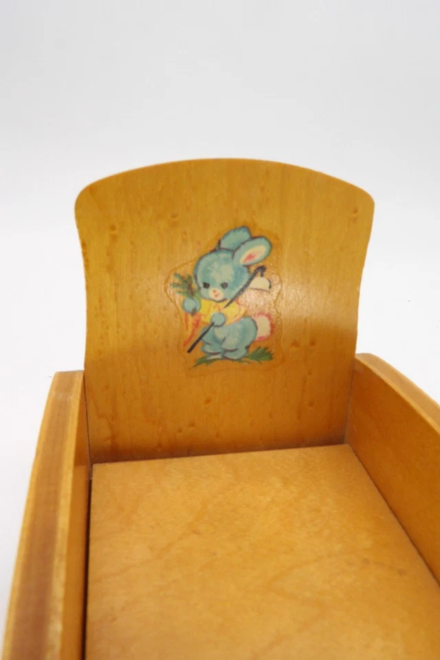 Cadeira de madeira vintage 1950 Strombecker quarto de bebê (#162) com decalque Petter Rabbit - Imagem 4 de 4