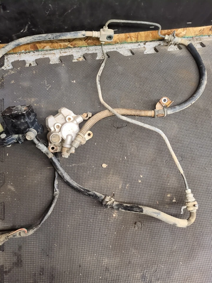 2004 04 Suzuki Eiger 400 cilindro maestro de freno delantero | pinzas | líneas de freno Foto 3 de 4